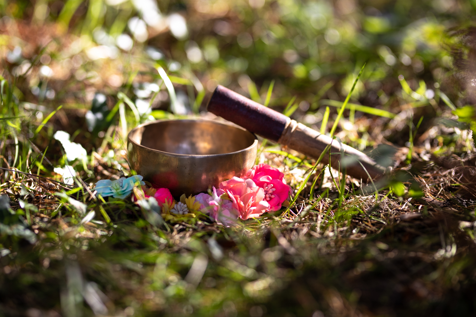 Singing bowl with flowers